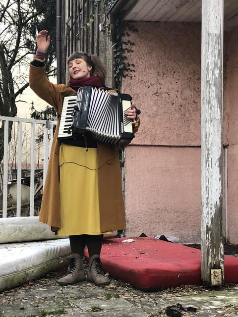 Alicia Edelweiss beim musizieren vor der Herzl-Bar in Lehen.  | Foto: sm
