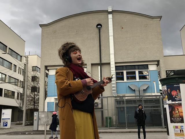Alicia Edelweiss vor dem Literaturhaus.  | Foto: sm