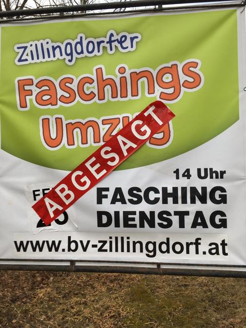 Die falschen „Abgesagt“-Aufkleber auf den Plakaten