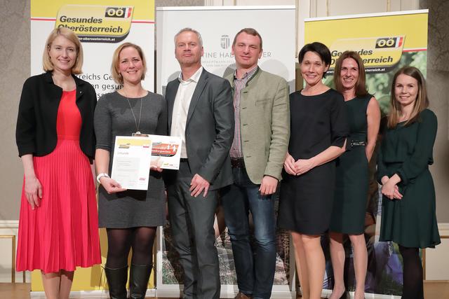 LH Stv. Christine Haberlander gratulierte Kindergartenleiterin Karin Hoffmann, sowie AK-Leiter der Gesunden Gemeinde Peter Sageder und Bürgermeister Johann Knoll zur Auszeichnung „Gesunder Kindergarten“.