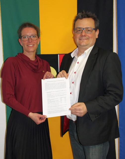 Bürgermeisterin Karin Gorenzel und designierter Vizebürgermeister Peter Hießberger mit dem Arbeitsübereinkommen.