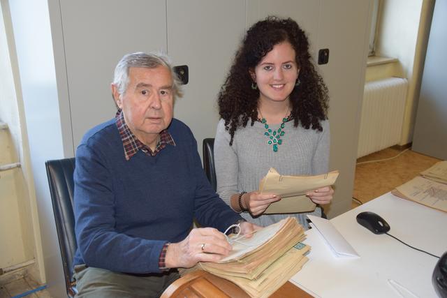 Stadthistoriker Rudolf Fürnkranz und Praktikantin Valentina Neuwirth arbeiten gemeinsam an der Eingabe und Digitalisierung von alten historischen Dokumenten im Laaer Stadtarchiv.
 | Foto: Stadtgemeinde Laa