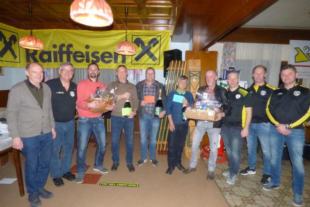 Josef Mandl (5.v.l.) konnte sich über den Sieg beim Preisschnapsen freuen. | Foto: KK