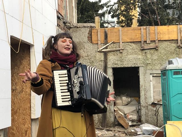 Die Sängerin Alicia Edelweiss inmitten einer Baustelle in Lehen.  | Foto: sm