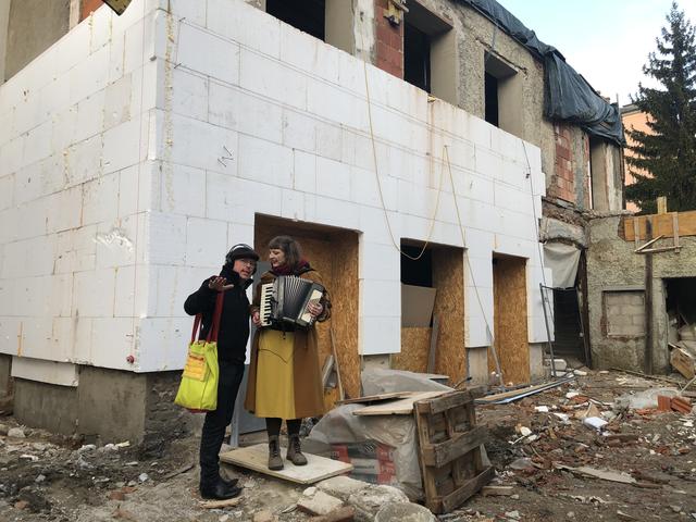 Der Performance-Künstler Oliver Hangl und die Sängerin Alicia Edelweiss im Gespräch auf der Baustelle in Lehen.  | Foto: sm