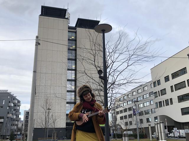 Alicia Edelweiss am Platz vor dem Literaturhaus.  | Foto: sm