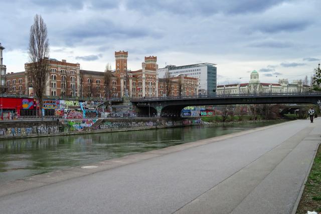 Ein wenig näher den Polizeiamtsgebäuden....