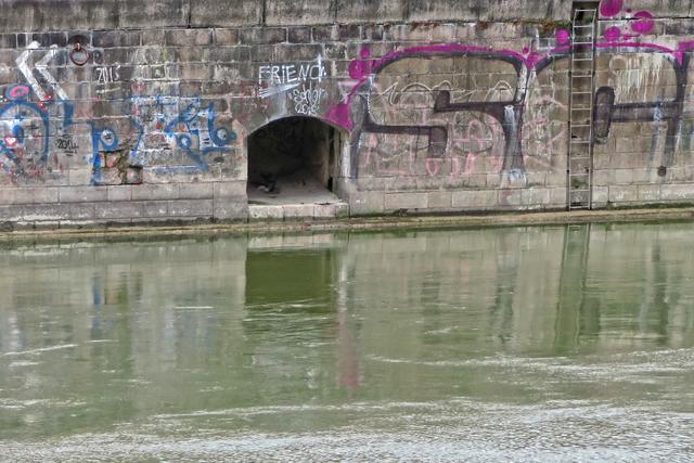 Das erinnert noch an jene Zeiten, als der Donaukanal auch sämtliche Abwässer Wiens auffangen musste. Das ist seit 2003 Vergangenheit