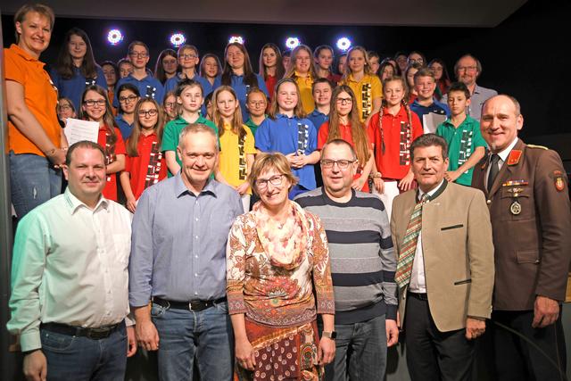 Die Kinder der Mittelschule Langenlois (Musikzweig) brachten Schwung und Rhythmus in die Feierstunde des 42. Vereinsempfanges. Die Vereinsvertreter dankten es mit viel Applaus. - Vorn im Bild von links: Markus Teichtmeister (Handball), Hans Jürgen Büchse (Eislauf), Monika Rauscher (Chor Jubilate Deo), Rudolf Huth (Wandern) Bürgermeister Harald Leopold und der Schilterner Feuerwehrkommandant Karl Schierer.
 | Foto: Ulli Paur