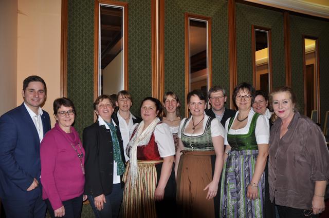 Gruppenfoto (v.l.n.r.): Lukas Brandweiner, Liane Schuster, Margit Hasl, Monika Lair, Gerti Rametsteiner, Kerstin Helmreich, Andrea Wagner, Josef Maurer, Renate Braunsteiner, Michaela Böhm-Gundacker und Katharina Grabner Hayden.