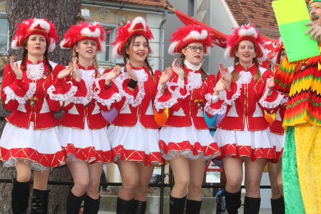 Die Weizer Mädchengarde im Einsatz beim Weizer Fasching.