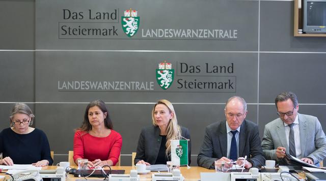 Bestens vorbereitet auf Coronavirus: Steirischer Krisenstab rund um Doris Kampus, Juliane Bogner-Strauß, Helmut Hirt und Katastrophenschutzreferent Harald Eitner tagt in Permanenz. | Foto: Land Steiermark/Streibl