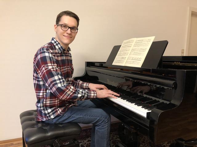 Übung macht den Meister: Bis zu acht Stunden verbringt der Währinger Lukas Sternath täglich am Klavier.