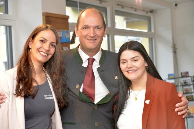 v.l.: Ausbilderin Jasmin, der stolze Papa Heinrich Schedler und Lehrling Fabienne.