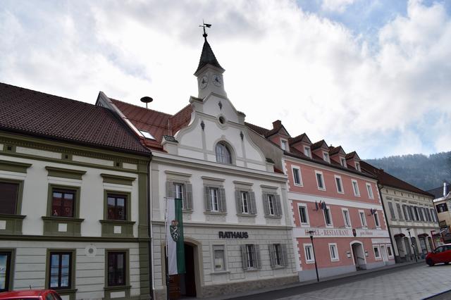 Eingebettet in die Häuserzeile am Hauptplatz steht das Rathaus von Bad Schwanberg. | Foto: WOCHE