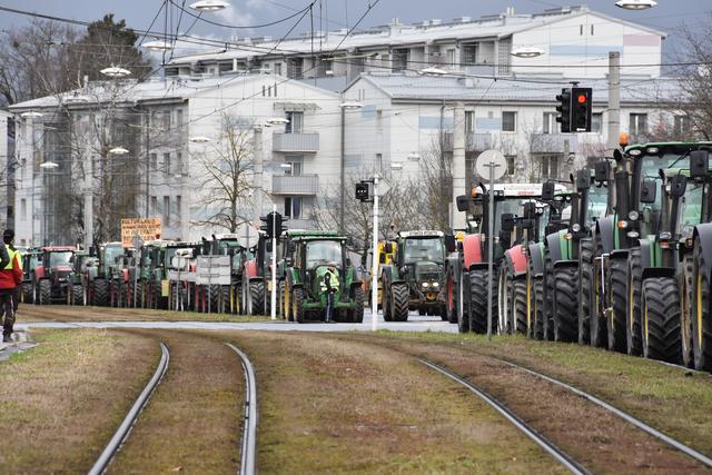 Protestaktion mit Traktoren: Bauern fordern faire Preise für ihre Produkte und ein Ende der irreführenden Spielchen mit dem rot-weiß-roten Fähnchen auf Lebensmitteln aus dem Ausland.  | Foto: Bauernbund OÖ