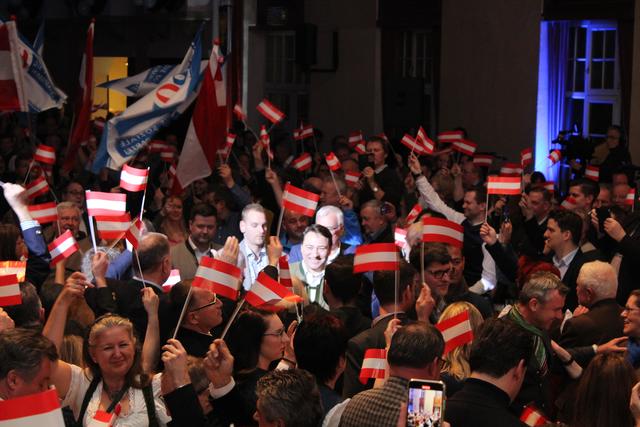 Einzug in die Jahnturnhalle. | Foto: BRS/ Wiesbauer