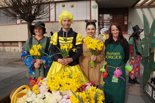 Das Team von Blumen Sorger verteilte Blumen an die verkleideten Gäste.