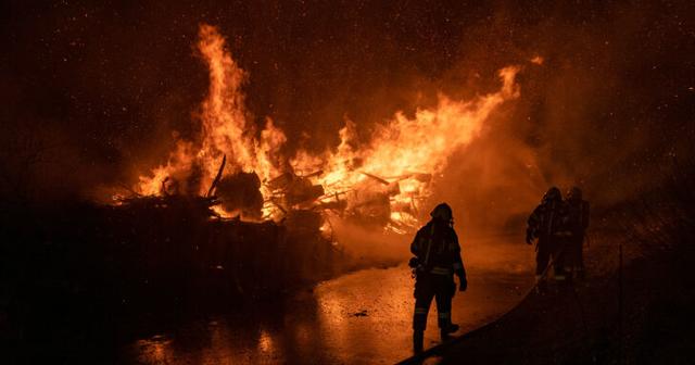 Um das Feuer endgültig zu löschen, musste der Haufen mittels Kran vom Bauhof zerteilt werden. Die Polizei hat die Ermittlungen zur Brandursache bereits aufgenommen.