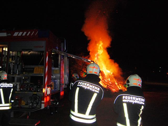 Die Stadtfeuerwehr Pinkafeld löschte den Grünschnittbrand. | Foto: Stadtfeuerwehr Pinkafeld
