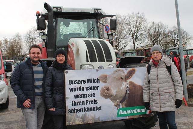 v. li. Jungbauern-Landesobmann Christian Lang, Bezirksbäuerin Barbara Payreder und Bauerbund-Bezirksobfrau Rosemarie Ferstl