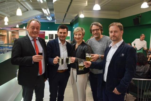 Das neue Landtagsteam beim Dankesfest: Bgm. Dieter Posch, SP-Bezirksvorsitzender Christian Illedits, Claudia Schlager, Bgm. Gerhard Hutter und Landesgeschäftsführer Roland Fürst