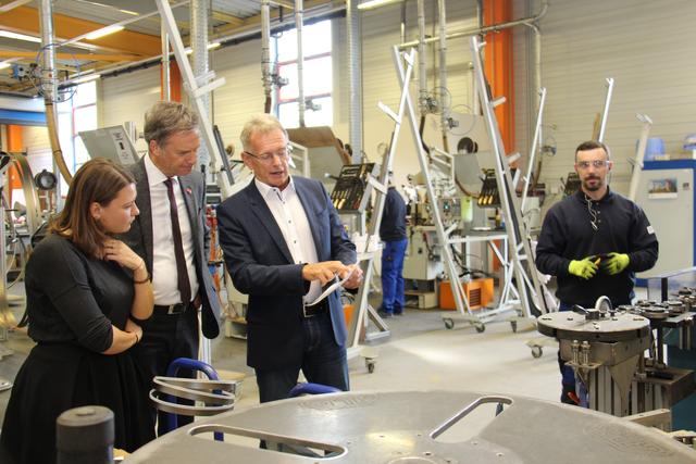 Auf Betriebsbesuch: Bürgermeister Fritz Kratzer und Zuzugsmanagerin Viktoria Menapace machen sich ein Bild vor Ort.