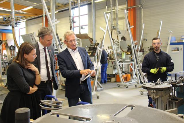 Auf Betriebsbesuch: Bürgermeister Fritz Kratzer und Zuzugsmanagerin Viktoria Menapace machen sich ein Bild vor Ort. | Foto: Stadtgemeinde Kapfenberg