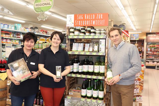 Birgit Ablinger und Gerti Selker, Unimarkt-Leiterinnen in Schärding Weberspitz und Andorf, mit Andreas Panhuber, Streuobstwerkstatt.