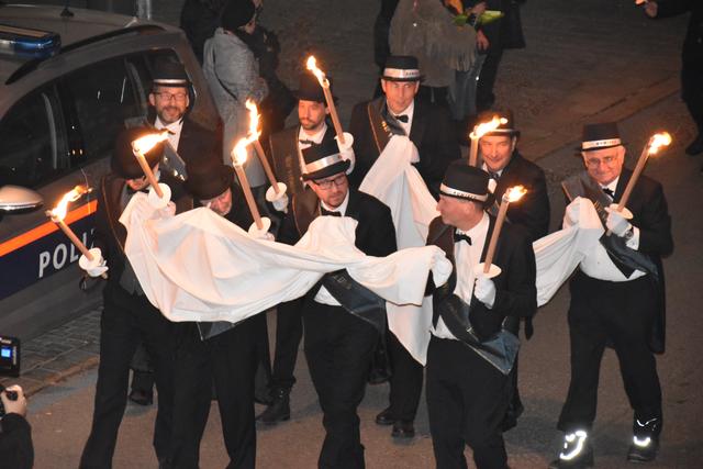 Beim Marsch durch das Dorf war bereits allen zum Heulen zumute, als die Laninger voraus mit Kranz und schließlich mit dem blauen Sarg und dem "liabsten Kind" darin zum Platz trugen, dahinter folgte das Fasnachtskomitte, ausgestattet mit einem Riesen-Tuch, um den enormen Tränenverlust aufzufangen. 