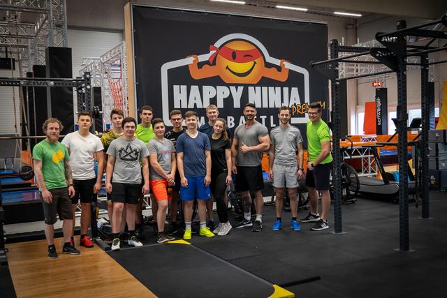 Die 13 Buchner-Lehrlinge stellten sich dem "Ninja-Parcours".  | Foto: Buchner