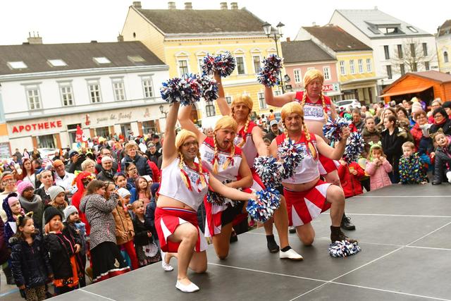 Das Männerballett der Laaer Faschingsfreunde zeigt sein Können.