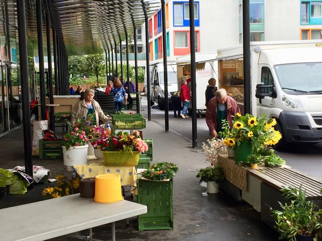 Markttag am Grünmarkt in Urfahr – bis Herbst sollen die leerstehenden Glaskojen (links im Bild) zu einer Bio-Markthalle zusammengelegt werden.