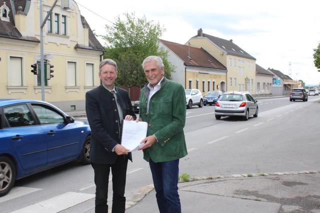 Da war die Welt noch in Ordnung: Friedrich Quirgst (l.) und Walter Krutis mit dem positiven UVP-Bescheid im Frühjahr 2019.