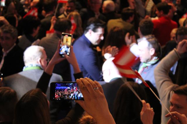 Handys wurden gezückt und Österreich-Fähnchen geschwungen.  | Foto: BRS/ Wiesbauer