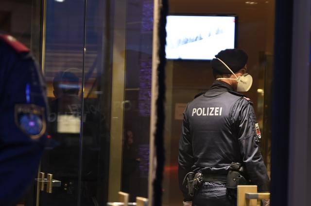 Die Überprüfung der Gäste im Hotel Europa ist abgeschlossen.