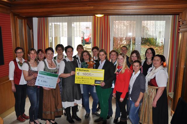 Scheckübergabe des Vorstandes der Bäuerinnen Gebiet Groß Gerungs an Andrea Prantl von der St. Anna Kinderkrebsforschung und an den Fond "Bäuerinnen helfen Bäuerinnen".