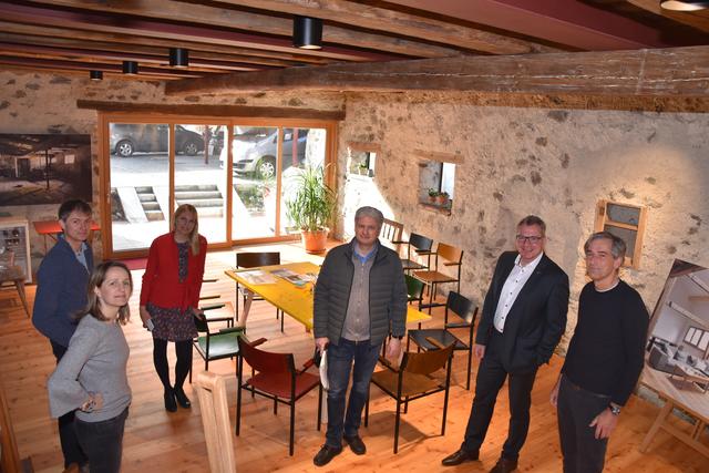 Beim Lokalaugenschein: Die Architekten Gertrud Tauber und Andreas Semler, Kathrin Schönherr (Büro LR), Stefan Schöpf (Dorferneuerung), LR Johannes Tratter und Bgm. Andreas Danler (von links vorne)