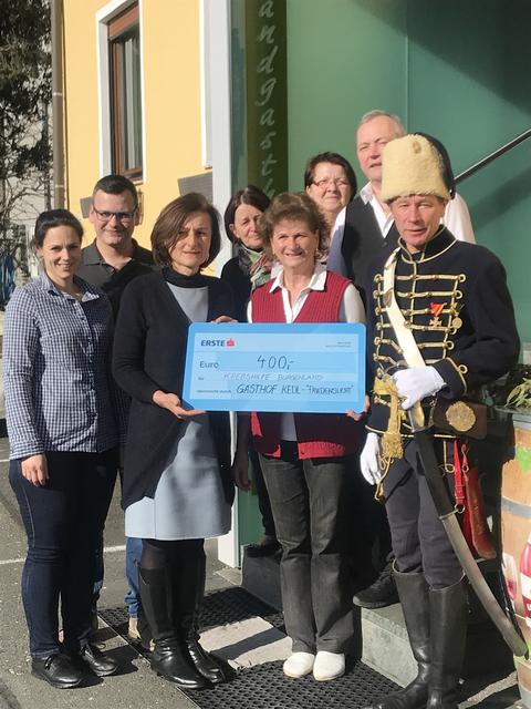 Den Spendenscheck über 400 Euro nahm Andrea Konrath, Geschäftsführerin der Krebshilfe Burgenland, entgegen.