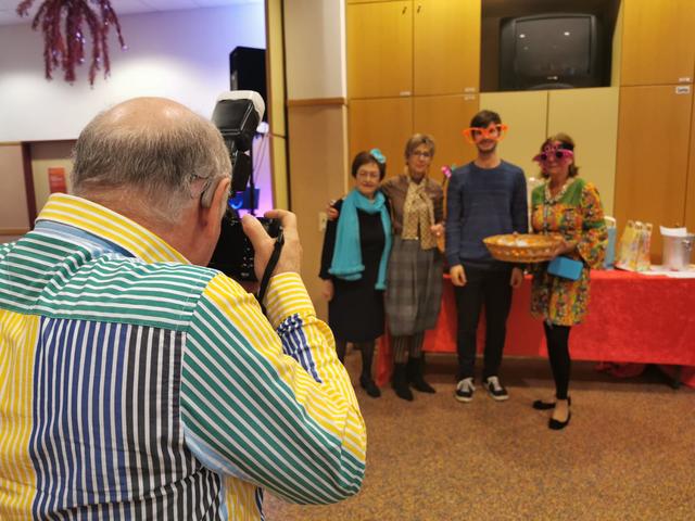 bz-Fotograf Rene Brunhölzl im Einsatz. Auf seinem Foto sind dann Martha Pint, Obfrau des Seniorenbundes, Vorsitzende ab5zig-Wiener Senioren, Ingrid Korosec, Landesgeschäftsführer ab5zig Lorenz Mayer und Bezirksrätin Veronika Zimmermann (ÖVP) zu sehen. (v.l.n.r.) | Foto: lreis