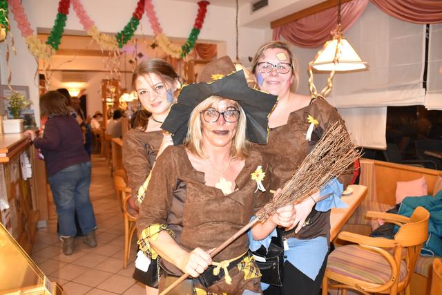 Als Vogelscheuchen verkleidet: Simone Maurer, Christine Noll und Margret Hofmann.