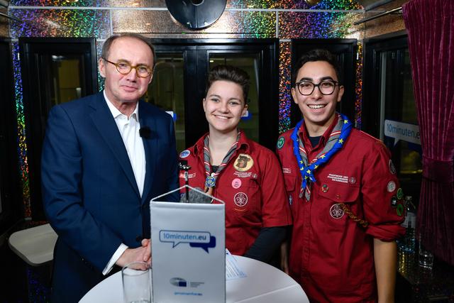 Othmar Karas mit Isabella Steger und Noah Kramer im Wiener Riesenrad. | Foto: Europäisches Parlament/nesvadba