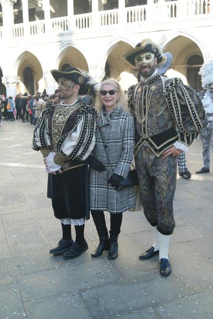 Inge H. hat am Faschingssonntag den Karneval in Venedig besucht, bevor er wegen des Coronavirus geschlossen wurde. Jetzt hält sie sich sicherheitshalb im Kontakt mit den Mitmenschen zurück, obwohl sie keine Symptome hat. Die Inkubationszeit liegt bei etwa zwei Wochen.