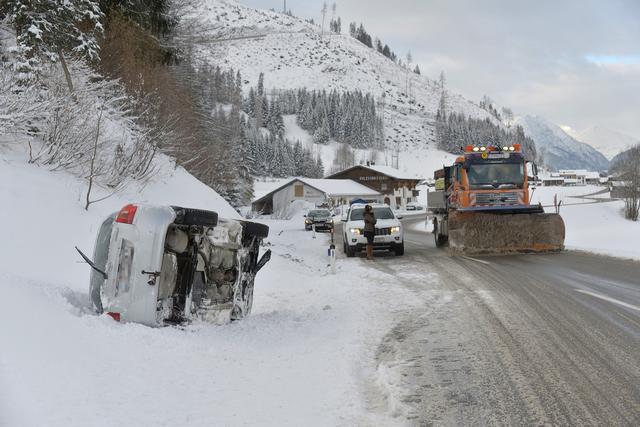 In einer leichten Linkskurve kam die junge Lenkerin bei Schneematsch von der Fahrbahn ab und überschlug sich.