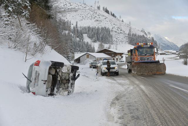 In einer leichten Linkskurve kam die junge Lenkerin bei Schneematsch von der Fahrbahn ab und überschlug sich. | Foto: Zoom Tirol