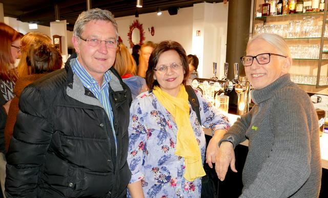 Willi und Vroni Spielbichler unterhielten sich bestens mit GR Richard Götz (v.l.). | Foto: Florian Haun