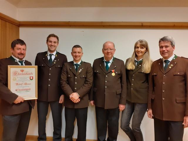 Rudi Ginner (1.v.l.) wurde für vierzig Jahre Mitgliedschaft geehrt und zum Ehrenmitglied ernannt.
Rudi Ginner, Christoph Mayr, Peter Feuersinge, Ernst Kaufmann, Waltraud Egitz, Paul Fankhauser (v.l)