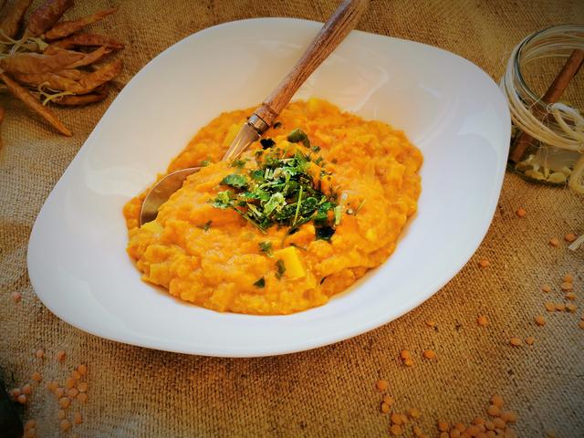 würziges Curry mit roten Linsen