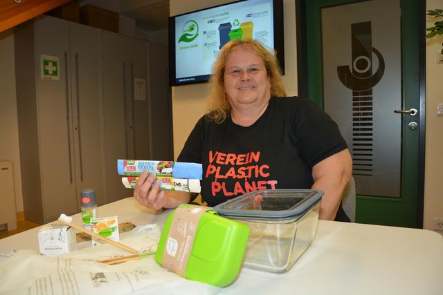 Elisabeth Lederer-Tölly aus Bad Blumau lebt seit über zehn Jahren als Plastik-Asketin. In der WOCHE stellte sie Kunststoff-Alternativen vor und sprach über ihre Erfahrungen.