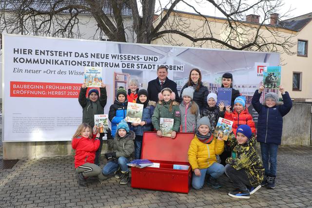 Bürgermeister Kurt Wallner,  Corinna Schaffer, die Leiterin der Stadtbücherei (hinten r.) sowie die 3a-Klasse der Volksschule Leoben-Leitendorf freuen sich schon auf die neue Bibliothek. | Foto: Foto Freisinger